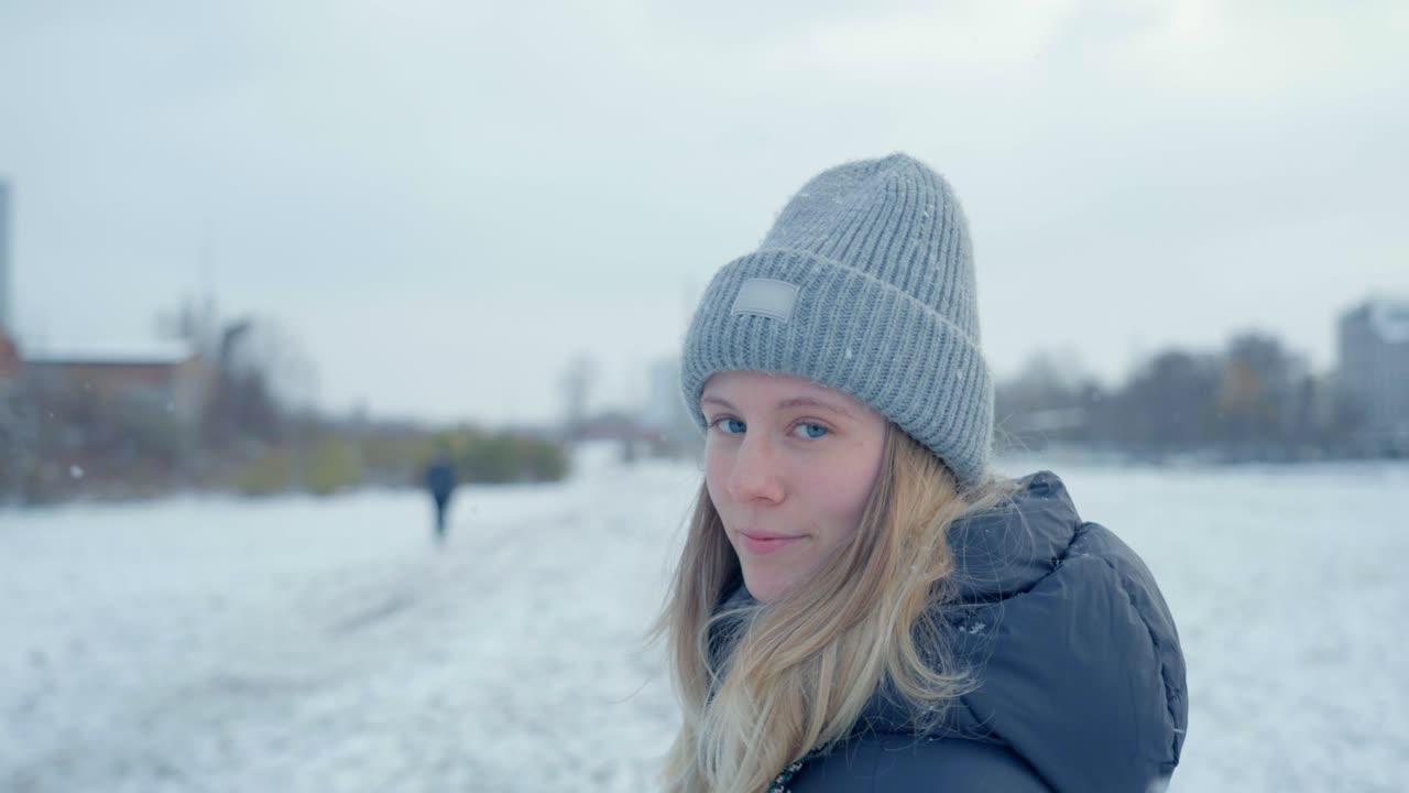 una niña caminando frente a la cámara en husky snow siberia