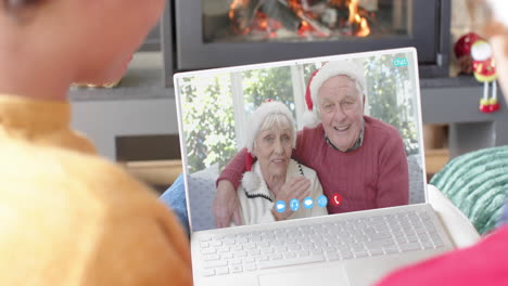 Feliz-Pareja-Caucásica-Y-Padres-Mayores-Teniendo-Videollamada-Navideña-Con-Computadora-Portátil,-Cámara-Lenta