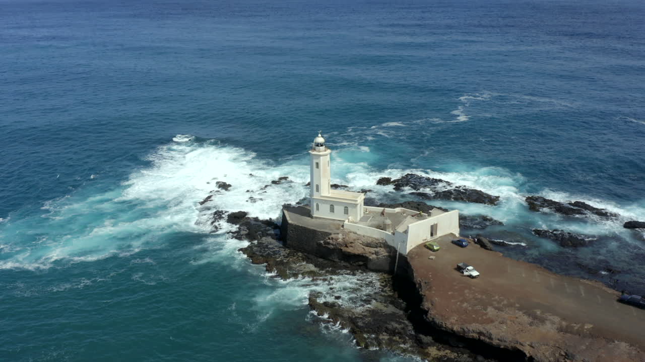 farol de dona maria pia sobre el promontorio de ponta temerosa en la isla de santiago, cabo verde, áfrica occidental.
