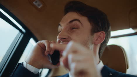 un hombre de negocios enojado haciendo una reprimenda.