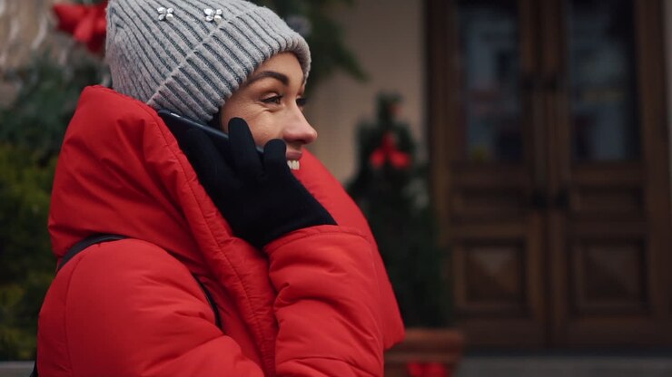 Donna al telefono in inverno