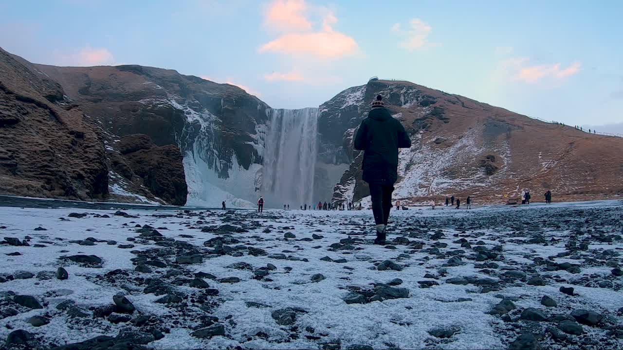 아이슬란드에서 스코가포스의 사진을 찍는 소년