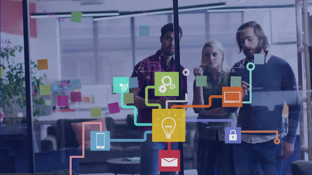 animación de iconos de medios sobre diversas personas de negocios tomando notas en la pared de vidrio