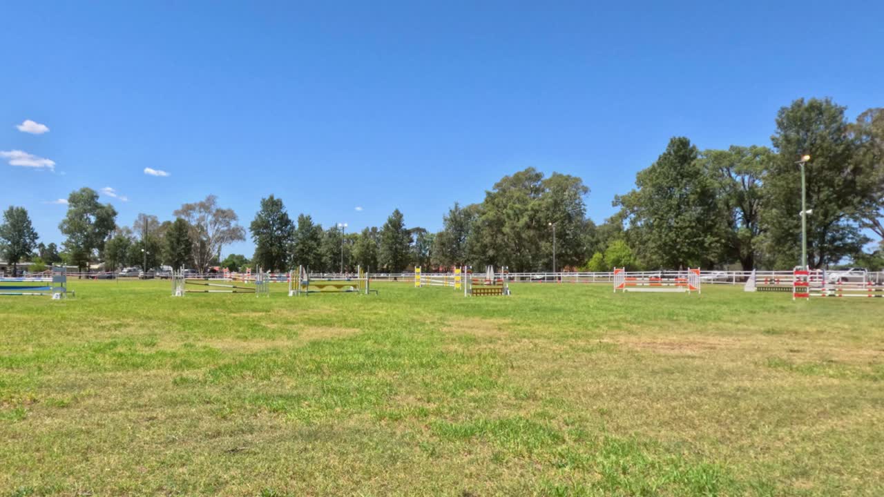 오픈 필드 대회 에서 말 과 승마자