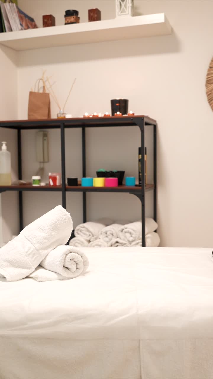 Sala de Tratamento de Spa Limpa e Serena com Marquesa de Massagem