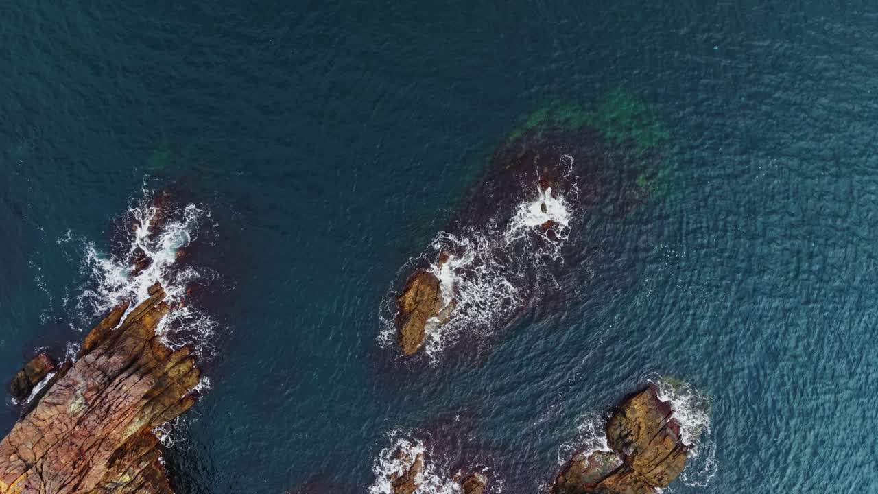 Splendida vista aerea della costa rocciosa in Bulgaria ripresa da un drone
