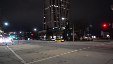 Eine-Kreuzung-In-Der-Nähe-Der-Rogers-Place-Arena-In-Edmonton-Alberta-Mit-Vorbeifahrenden-Fahrzeugen