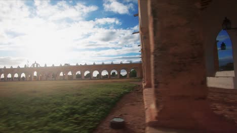 bogen op de binnenplaats van het klooster van san antonio van padua in izamal, mexico
