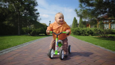 Fröhliches-Kleinkind-Beim-Radfahren-Im-Park