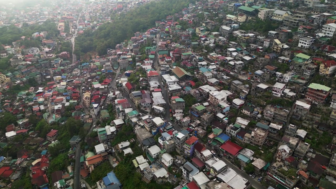 Pemandangan Udara Kawasan Permukiman Padat Bukit Quirino di Medan Pegunungan Kota Baguio, Filipina