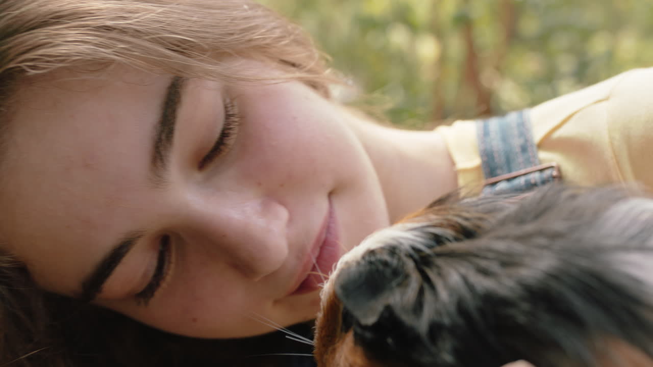 niña con conejillo de indias en el zoológico disfrutando de una excursión al santuario de vida silvestre estudiante divirtiéndose aprendiendo sobre animales 4k