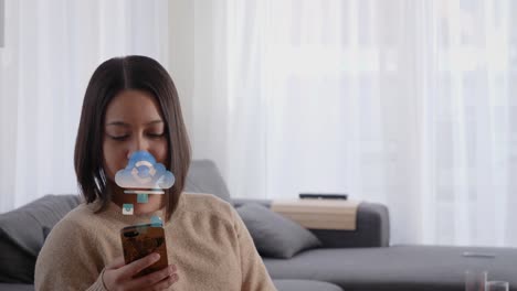 mujer usando su teléfono mientras los datos se sincronizan con la computación en la nube almacenamiento en línea y conectividad de red informática iot para dispositivos