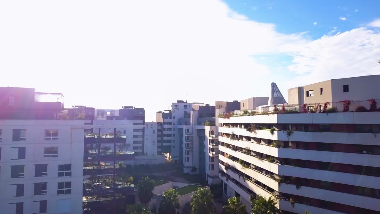 프랑스 남부의 한 도시의 중심에 있는 새로운 현대적인 건물과 나무 그룹의 공중 사진