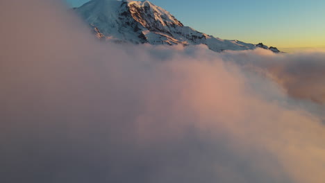 Volcán-Monte-Rainier-Al-Atardecer,-Belleza-En-La-Naturaleza