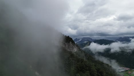 Drohne-Fliegt-Durch-Niedrige-Wolken-Bayern-Deutschland