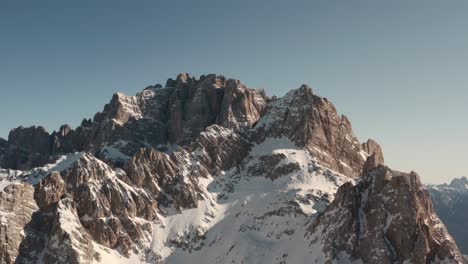 disparo de dron deslizante de paralaje de dos picos de montaña nevados