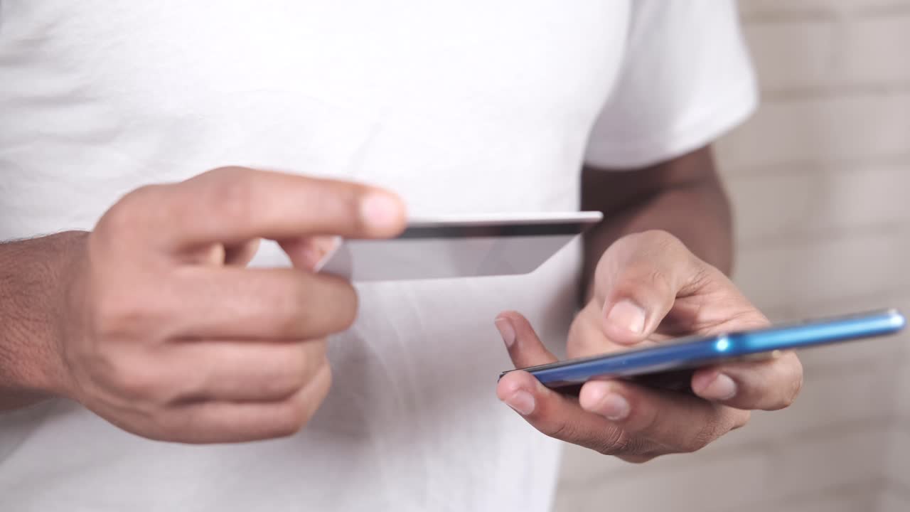 persona que utiliza un teléfono inteligente para el pago con tarjeta de crédito móvil