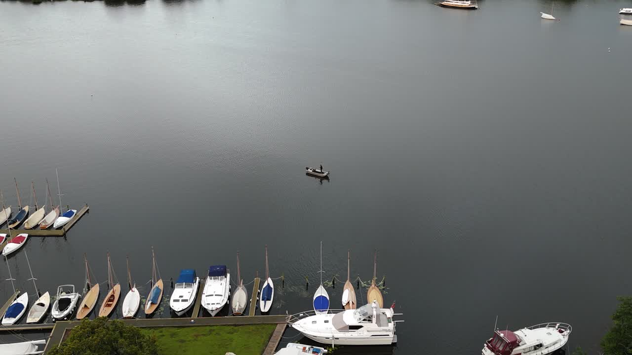 배 로 가득 찬 마리나 를 가진 호수 의 공중 촬영