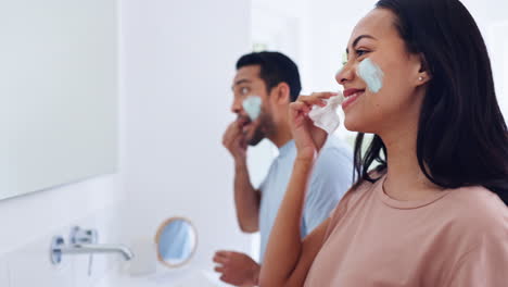 Cuidado-De-La-Piel,-Crema-Y-Limpieza-De-Pareja-En-El-Baño.