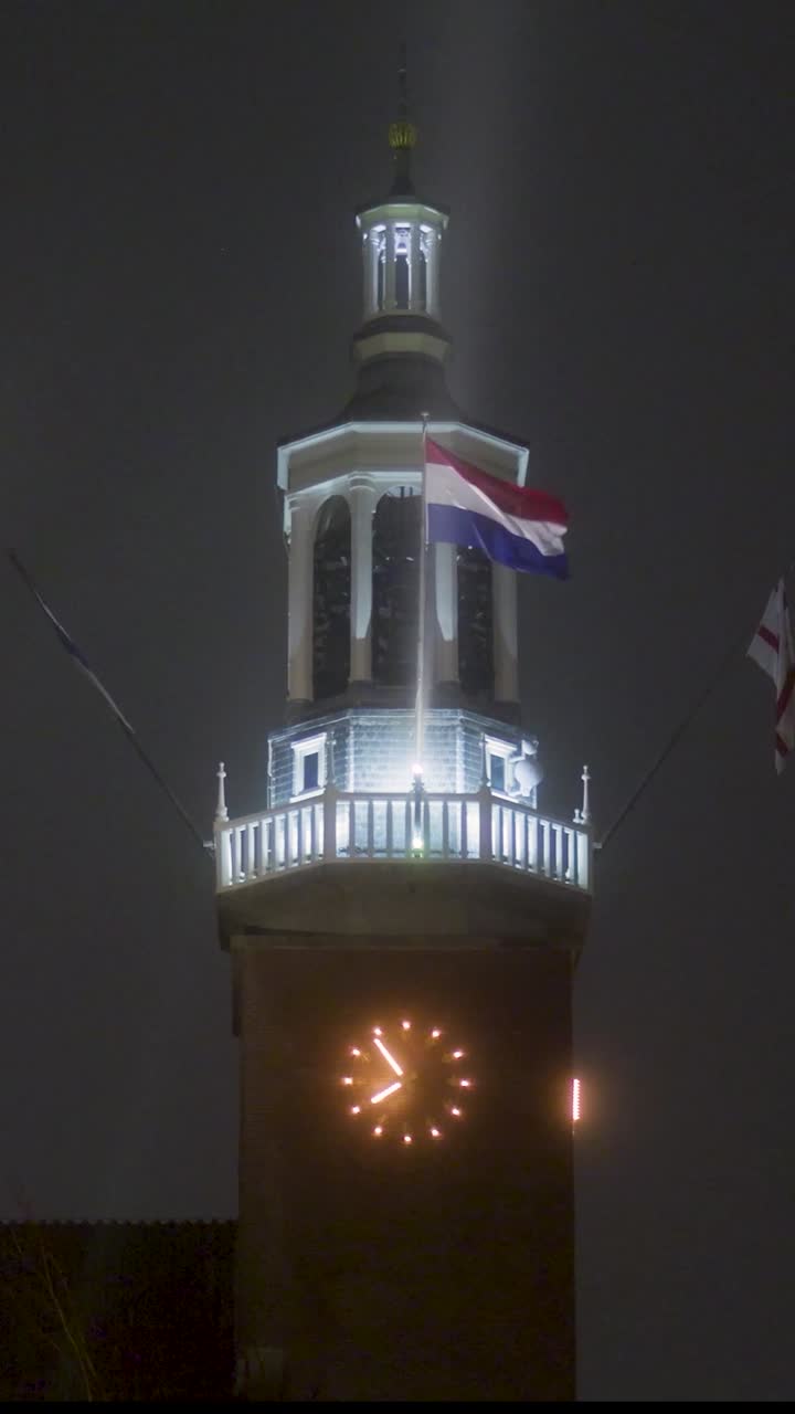 Torre dell'orologio illuminata di notte