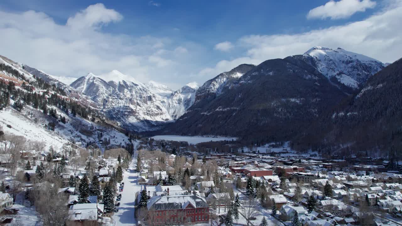 panorámica de la vista aérea de drones de telluride colorado en invierno