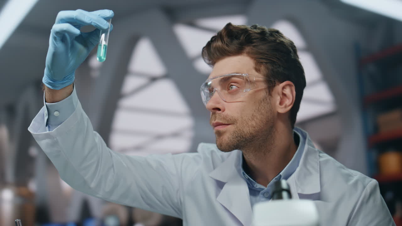 científico experimentado experimentando con medicamentos en el laboratorio de cerca.