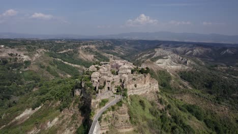 -toma:-Vista-De-Pájaro-180º--descripción:-Video-Con-Drone-Sobre-La-Civita-Di-Bagnoregio,-En-La-Toscana-Italiana