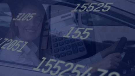 animación de números sobre mujer caucásica sentada en un coche contra la calculadora cayendo sobre los documentos.