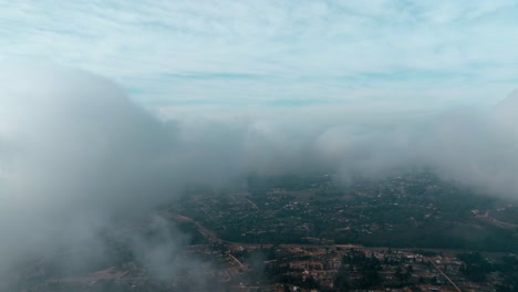 透過雲端飛過的空中圖像 (dolly in)