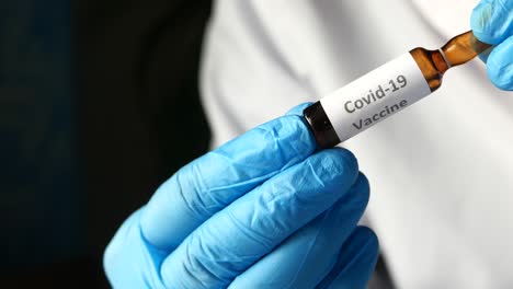 médico que tiene la vacuna contra la covid-19