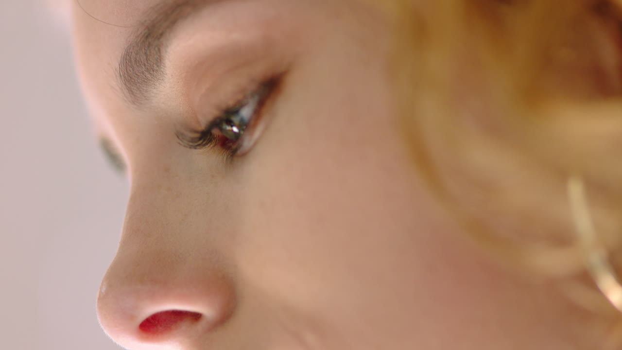 비즈니스 여성을 위한 얼굴, 파란 눈 또는 시야