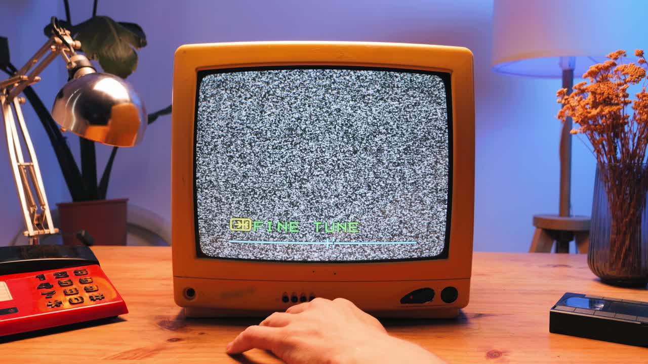 레트로 tv, 노스탈기적인 설정으로 빈티지 tv, 레트로 tv는 화면에 곡물을 표시합니다, 무서운 할로윈 밤 장치, 크로마 키 및 그린 스크린에 좋습니다.