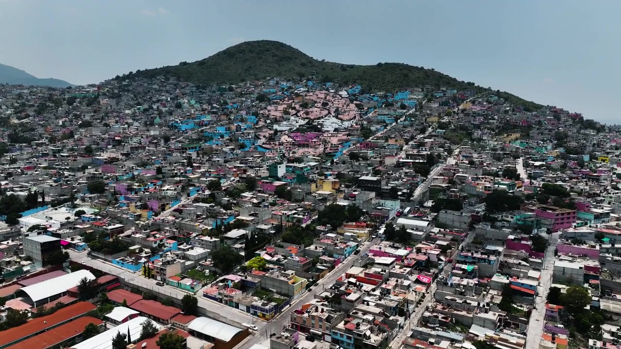 Ripresa con drone in avvicinamento al punto di riferimento del volto a Ecatepec de Morelos, Messico