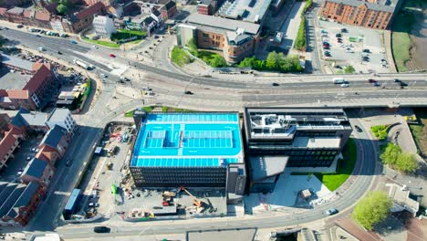 Neu-Errichtete-Gebäude-Entlang-Der-Straße-In-Kingston-Upon-Hull-In-Uk-Mit-Weitem-Blick-Auf-Hull-Minster-Im-Sonnenlicht