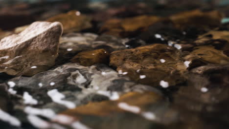 Wasser,-Das-In-Einem-Fluss-Fließt