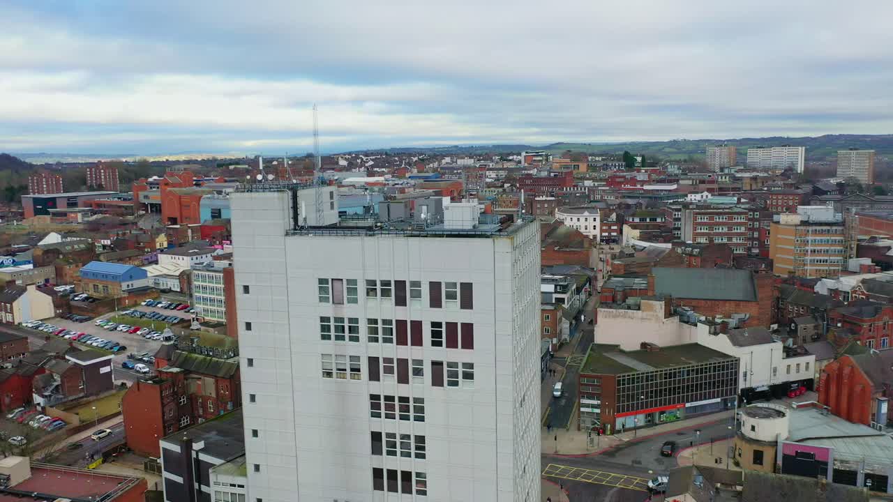 vistas aéreas de la ciudad principal en las alfarerías stoke on trent, hanley el centro de la ciudad con edificios de gran altura y un hermoso paisaje urbano, viviendas para inmigrantes y pisos de gran altura