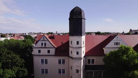 Seitliche-Rutsche-Auf-Der-Rückseite-Des-Schlosses-Köthen-In-Deutschland-An-Einem-Sonnigen-Tag