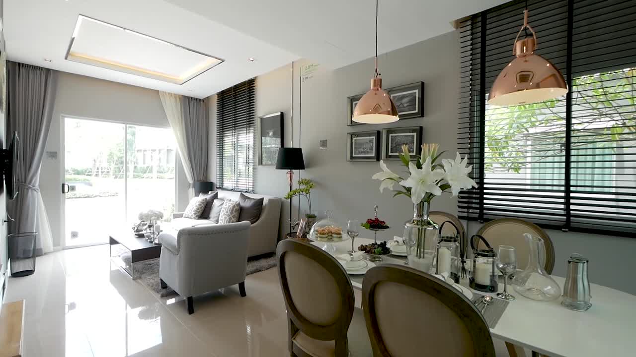 área de cocina elegante y con estilo y recorrido por la sala de estar