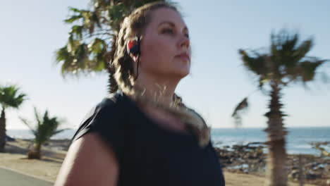 Mujer-De-Talla-Grande-Corriendo-En-La-Playa