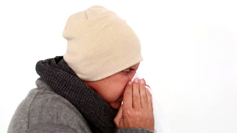 hombre enfermo con ropa de invierno estornudando
