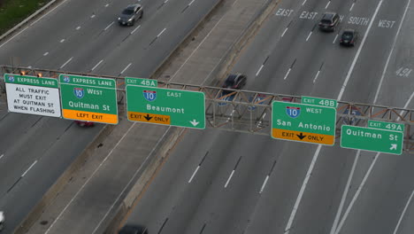 Vista-De-Dron-De-4k-De-Autos-Que-Viajan-En-La-Autopista-I-45-Norte-En-Houston