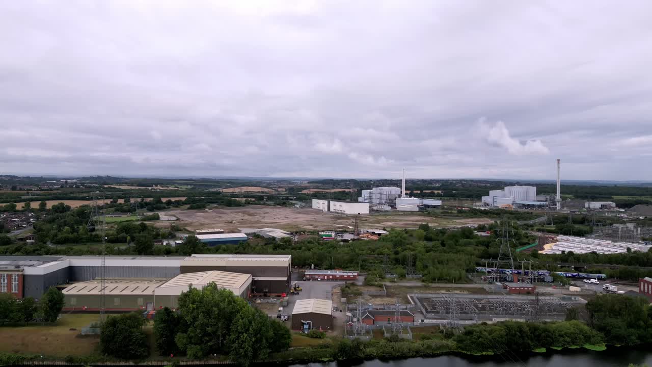 Filmato aereo con drone in discesa che rivela l'area industriale di Ferrybridge accanto al fiume Aire in Inghilterra, che mostra le infrastrutture energetiche all'interno della campagna del West Yorkshire