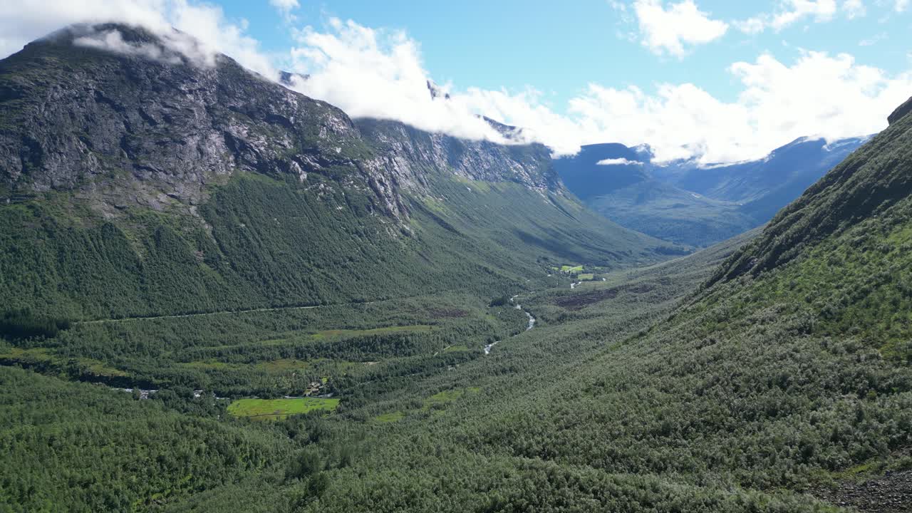 parque nacional de reinheimen en noruega - altas montañas y paisajes naturales verdes - aérea