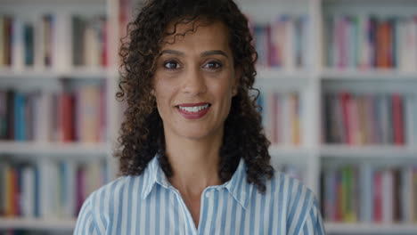 retrato de una hermosa mujer de negocios madura sonriendo disfrutando de un hito exitoso en su carrera buscando una empresaria feliz en el fondo de la estantería en cámara lenta