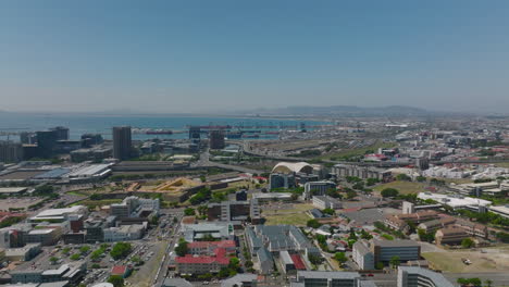 Vorwärtsflug-über-Gebäuden-In-Urbaner-Nachbarschaft.-Richtung-Industrievorort-Mit-Seehafen.-Kapstadt,-Süd-Afrika
