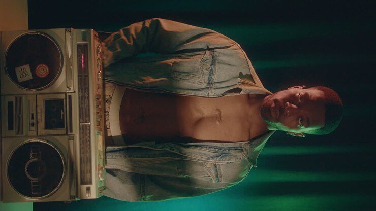 Bell'uomo di colore che accende un boombox