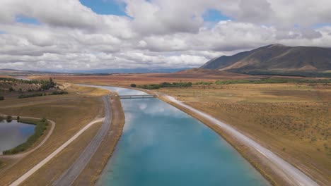 Vuelo-De-Drones-Sobre-El-Canal-Hidroeléctrico-En-El-Distrito-De-Mackenzie,-Vista-Panorámica-Del-Paisaje