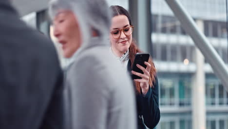 Sonrisa,-Mujer-Corporativa-Y-De-Negocios-Con-Teléfono