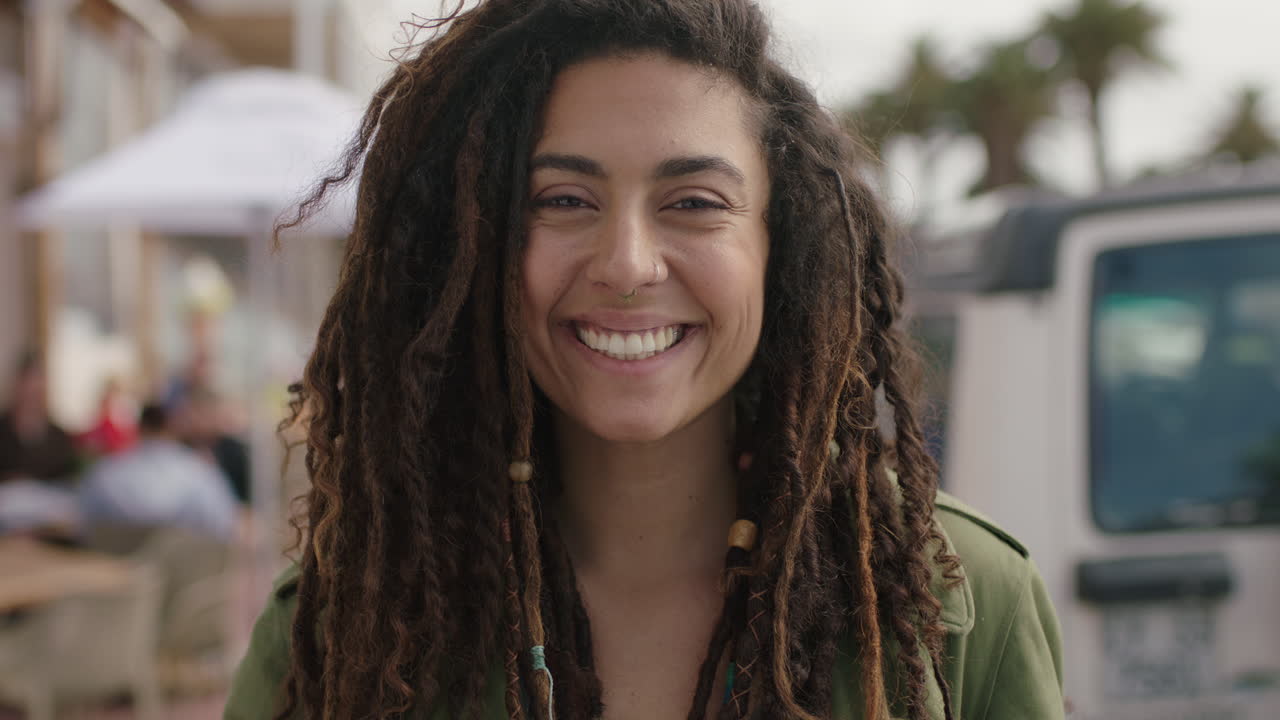 retrato de una hermosa mujer hispana riendo feliz disfrutando de un día soleado