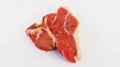 bistec crudo sobre un fondo blanco